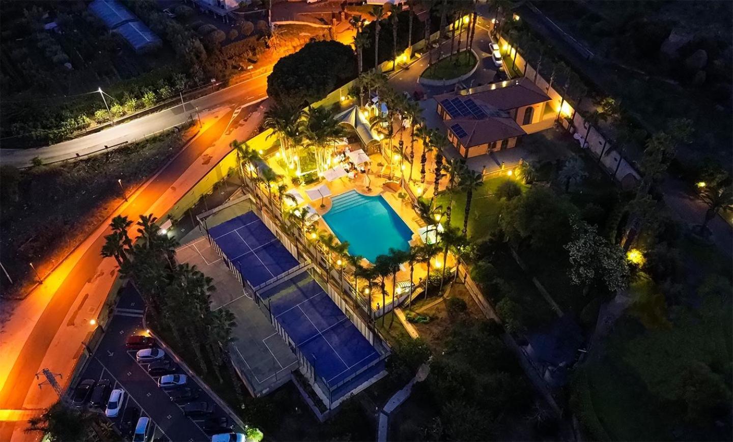 Villa Grandiosa Fc Aci Catena Bagian luar foto